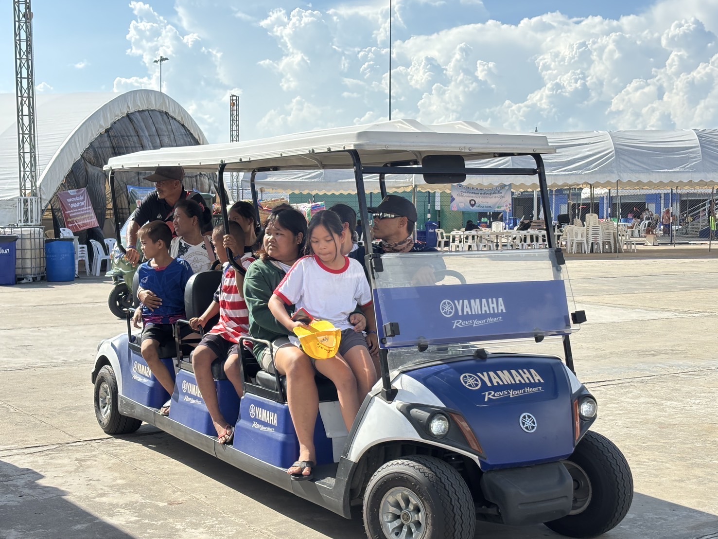 🔆พช.บุรีรัมย์🔆 GROWTH TEAM BURIRAM สร้างสรรค์ สร้างสุข : ร่วมด้วย ช่วยพี่น้องผู้ได้รับผลกระทบจากเหตุการณ์ การสู้รบตามแนวชายแดนอำเภอบ้านกรวดและอำเภอละหานทราย (วันที่16)
