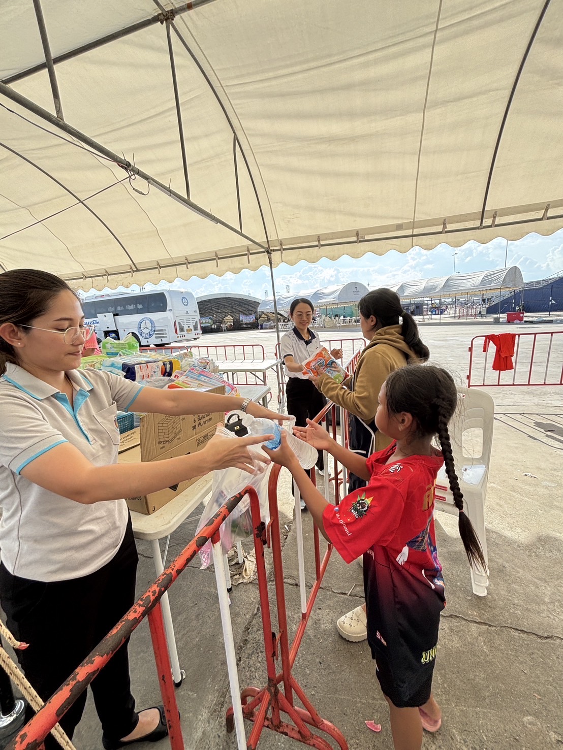 🔆พช.บุรีรัมย์🔆 GROWTH TEAM BURIRAM สร้างสรรค์ สร้างสุข : ร่วมด้วย ช่วยพี่น้องผู้ได้รับผลกระทบจากเหตุการณ์ การสู้รบตามแนวชายแดนอำเภอบ้านกรวดและอำเภอละหานทราย (วันที่16)