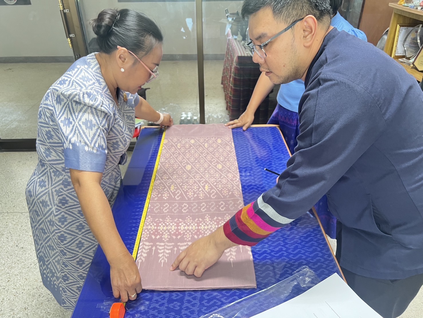 🔆พช.บุรีรัมย์🔆 GROWTH TEAM BURIRAM สร้างสรรค์ สร้างสุข : ติดตามโครงการยกระดับการพัฒนาผลิตภัณฑ์ภูมิปัญญาผ้าไทยและงานหัตถกรรม กิจกรรมการประกวดผ้าลายพระราชทาน “ผ้าลายสิริราชพัสตราภรณ์” และงานหัตถกรรม