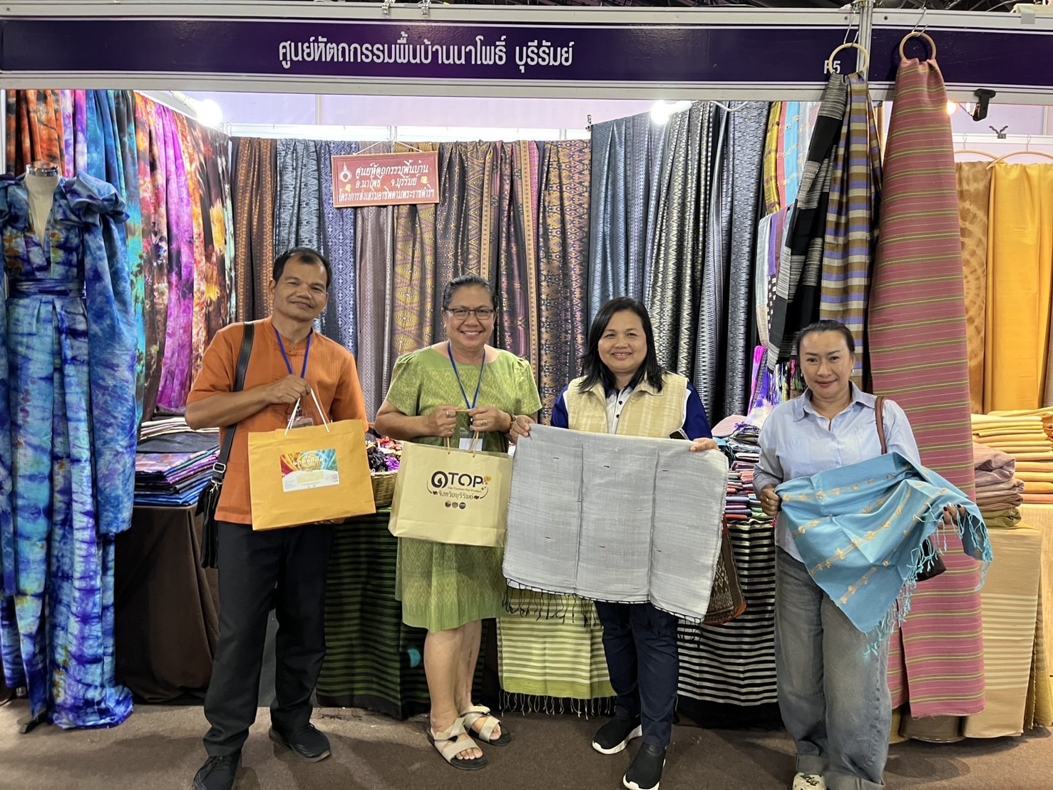 🔆พช.บุรีรัมย์🔆 GROWTH TEAM BURIRAM สร้างสรรค์ สร้างสุข : พจ.บุรีรัมย์ เยี่ยมชม ให้กำลังใจ ผู้ประกอบการ OTOP เข้าจำหน่ายผลิตภัณฑ์ ในงาน “ศิลปาชีพประทีปไทย OTOP หลอมดวงใจ ด้วยพระบารมี”