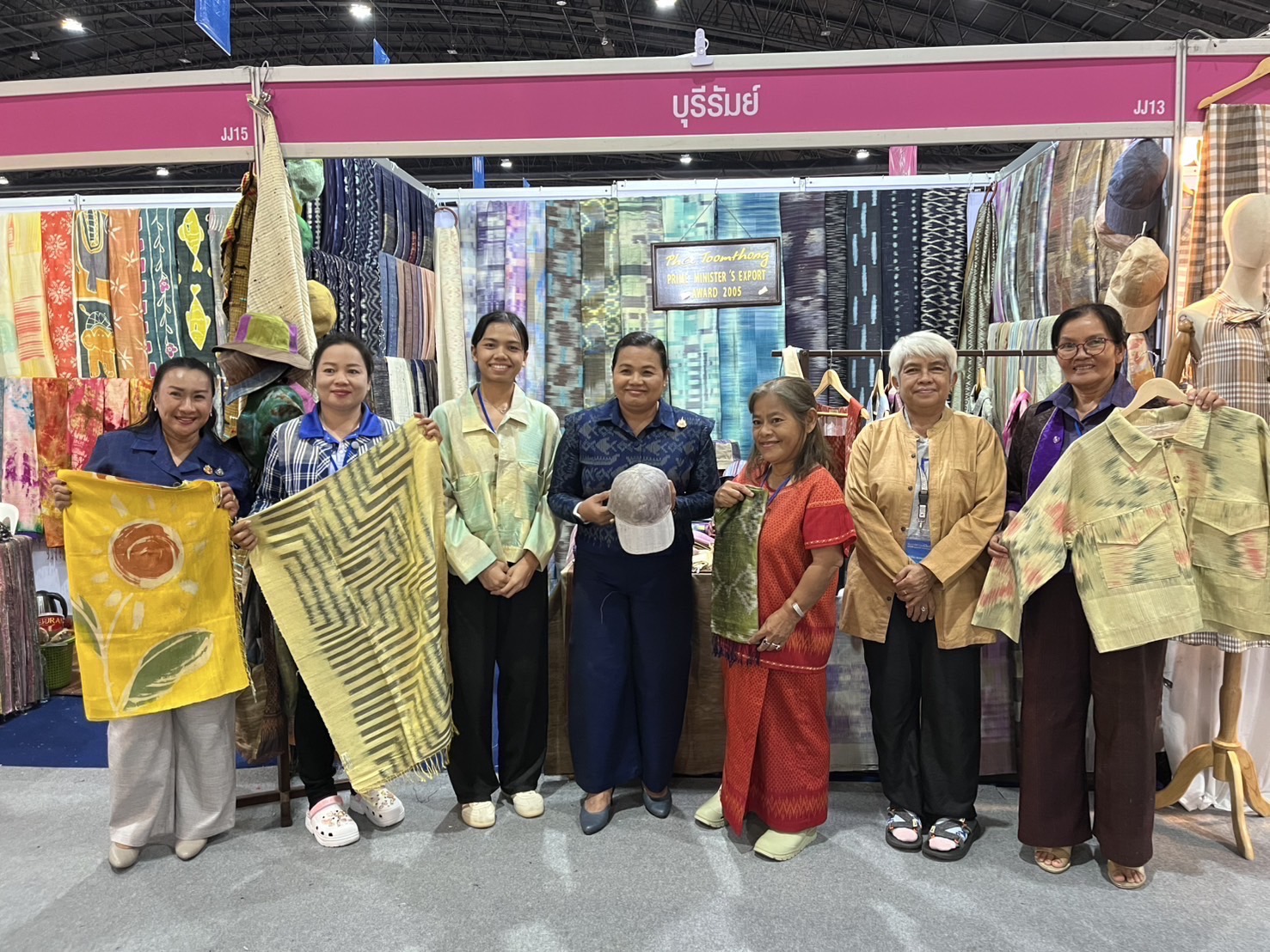🔆พช.บุรีรัมย์🔆 GROWTH TEAM BURIRAM สร้างสรรค์ สร้างสุข : พจ.บุรีรัมย์ เยี่ยมชม ให้กำลังใจ ผู้ประกอบการ OTOP เข้าจำหน่ายผลิตภัณฑ์ ในงาน “ศิลปาชีพประทีปไทย OTOP หลอมดวงใจ ด้วยพระบารมี” (วันที่2)