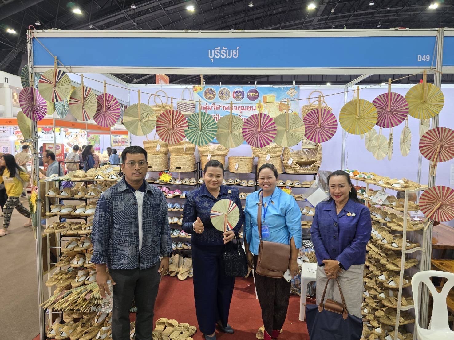 🔆พช.บุรีรัมย์🔆 GROWTH TEAM BURIRAM สร้างสรรค์ สร้างสุข : พจ.บุรีรัมย์ เยี่ยมชม ให้กำลังใจ ผู้ประกอบการ OTOP เข้าจำหน่ายผลิตภัณฑ์ ในงาน “ศิลปาชีพประทีปไทย OTOP หลอมดวงใจ ด้วยพระบารมี” (วันที่2)