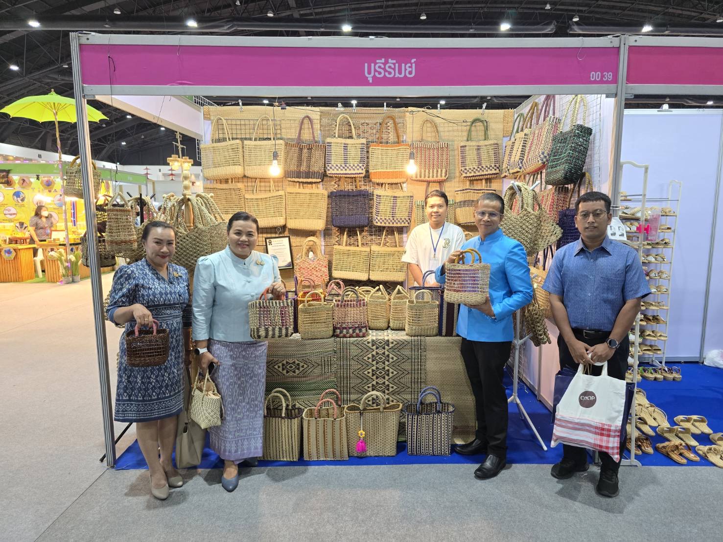 🔆พช.บุรีรัมย์🔆 GROWTH TEAM BURIRAM สร้างสรรค์ สร้างสุข : ร่วมพิธีเปิดงาน “ศิลปาชีพประทีปไทย OTOP หลอมดวงใจ ด้วยพระบารมี”