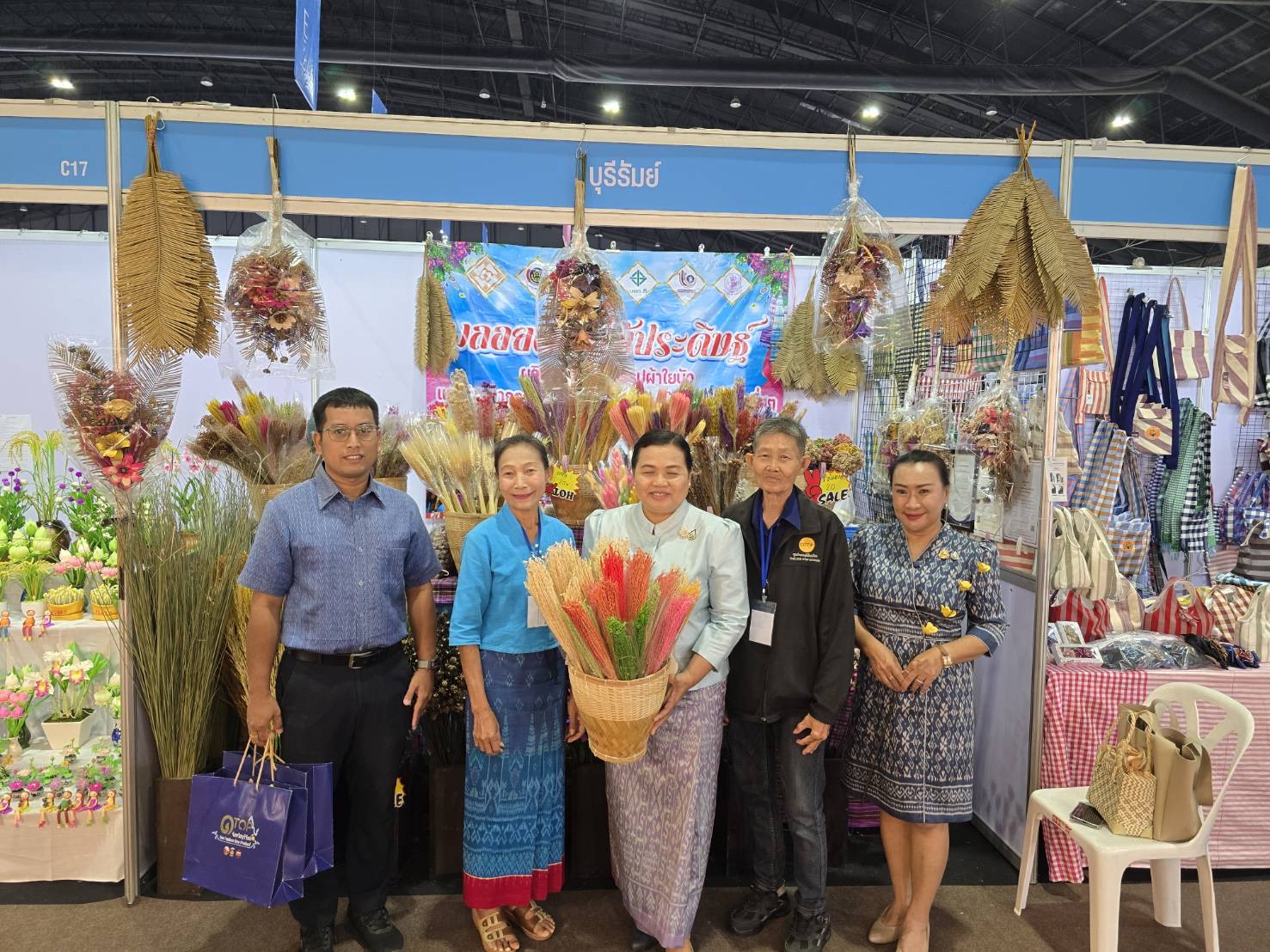 🔆พช.บุรีรัมย์🔆 GROWTH TEAM BURIRAM สร้างสรรค์ สร้างสุข : ร่วมพิธีเปิดงาน “ศิลปาชีพประทีปไทย OTOP หลอมดวงใจ ด้วยพระบารมี”