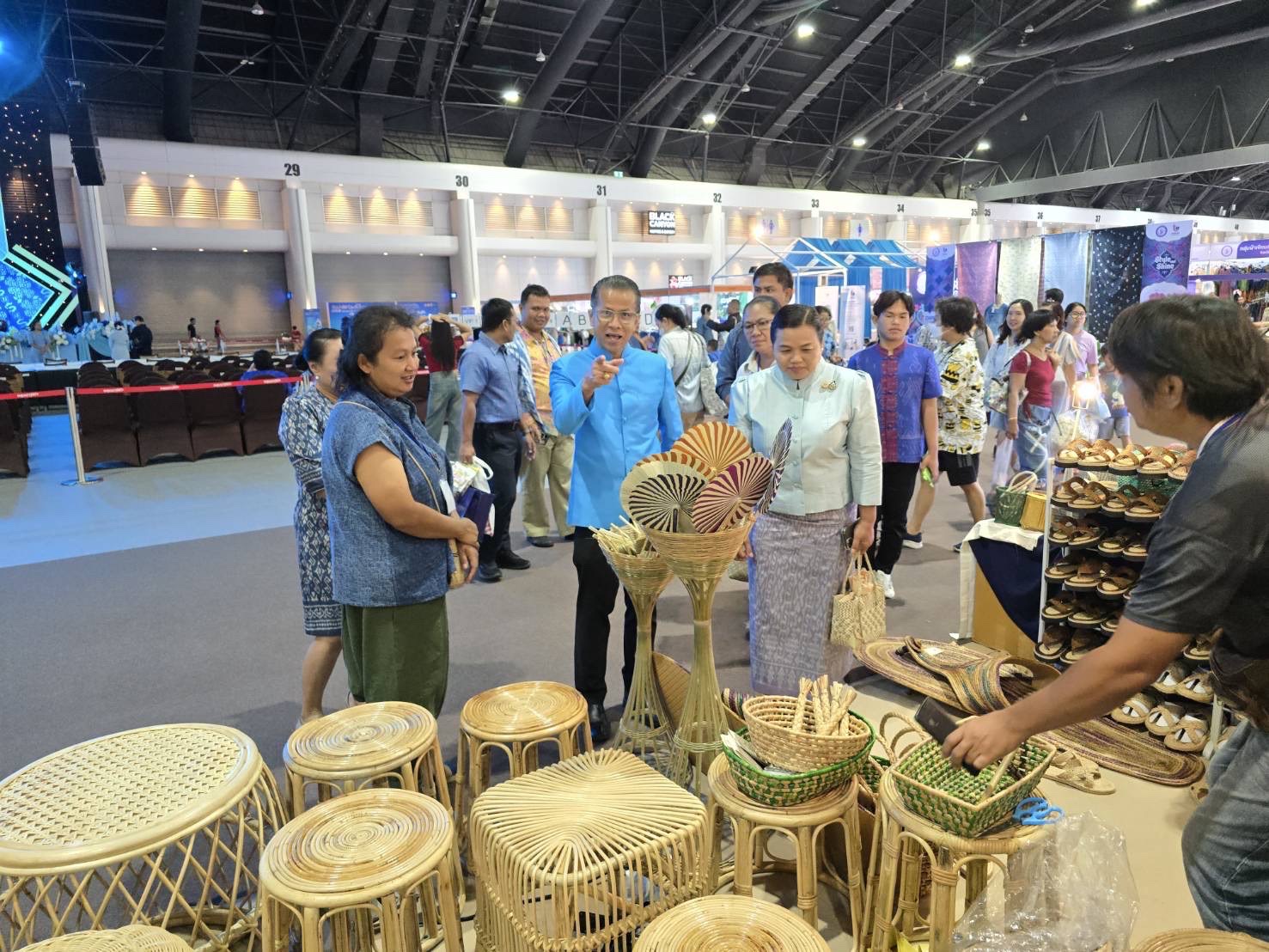 🔆พช.บุรีรัมย์🔆 GROWTH TEAM BURIRAM สร้างสรรค์ สร้างสุข :นำทัพผู้ผลิต ผู้ประกอบการ OTOP ร่วมจัดแสดงและจำหน่ายสินค้า OTOP ในงาน “ศิลปาชีพประทีปไทย OTOP หลอมดวงใจ ด้วยพระบารมี” (วันที่3)