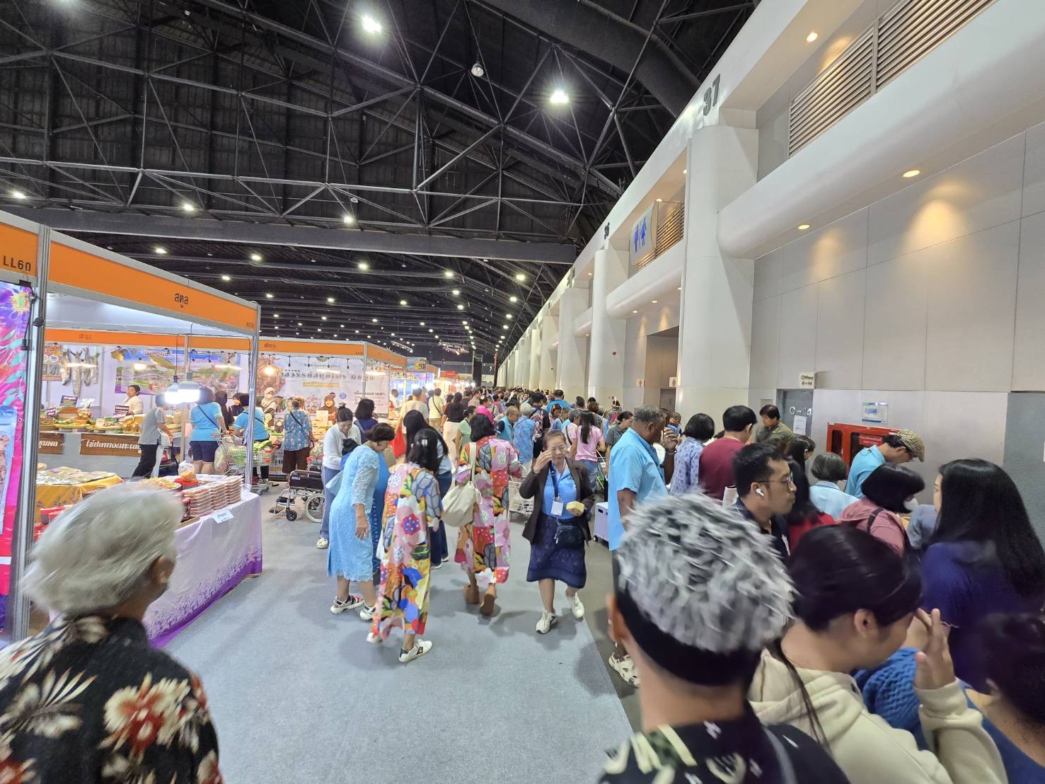🔆พช.บุรีรัมย์🔆 GROWTH TEAM BURIRAM สร้างสรรค์ สร้างสุข :นำทัพผู้ผลิต ผู้ประกอบการ OTOP ร่วมจัดแสดงและจำหน่ายสินค้า OTOP ในงาน “ศิลปาชีพประทีปไทย OTOP หลอมดวงใจ ด้วยพระบารมี” (วันที่4)