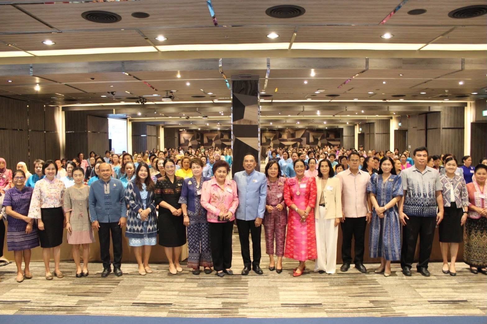 🔆พช.บุรีรัมย์🔆 GROWTH TEAM BURIRAM สร้างสรรค์ สร้างสุข : ถอดบทเรียนความสำเร็จการขับเคลื่อนนโยบายกระทรวงมหาดไทยขององค์กรสตรี ส่งเสริมพลังสตรีขับเคลื่อนงานพัฒนาชุมชน