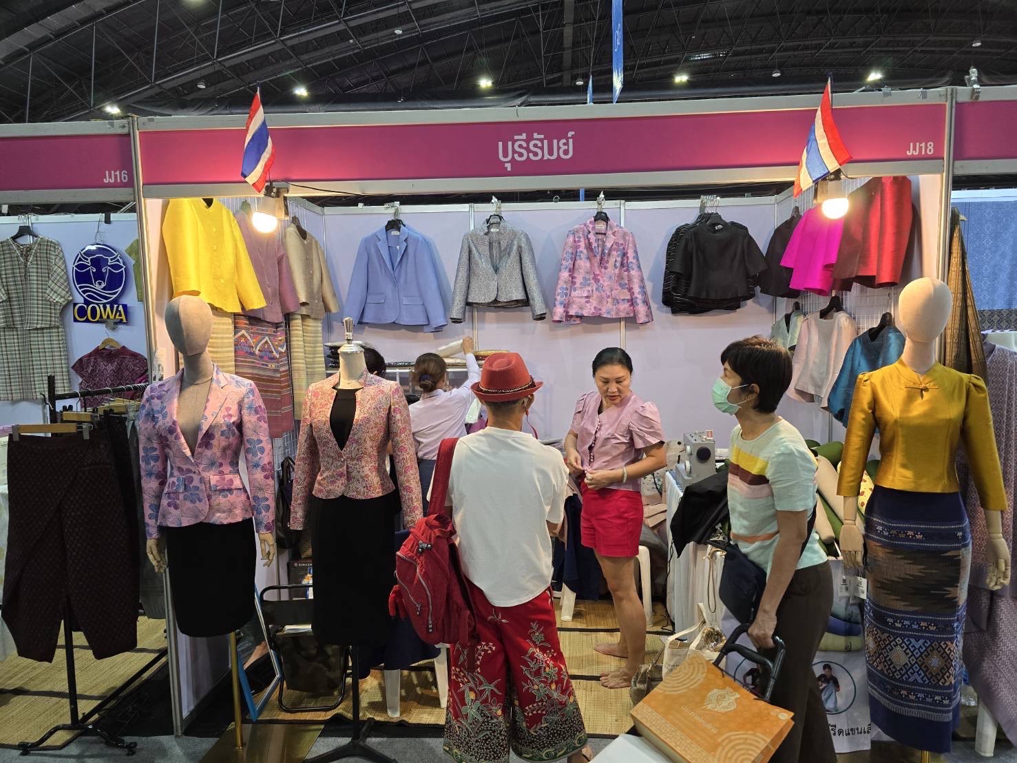 🔆พช.บุรีรัมย์🔆 GROWTH TEAM BURIRAM สร้างสรรค์ สร้างสุข :นำทัพผู้ผลิต ผู้ประกอบการ OTOP ร่วมจัดแสดงและจำหน่ายสินค้า OTOP ในงาน “ศิลปาชีพประทีปไทย OTOP หลอมดวงใจ ด้วยพระบารมี” (วันที่6)