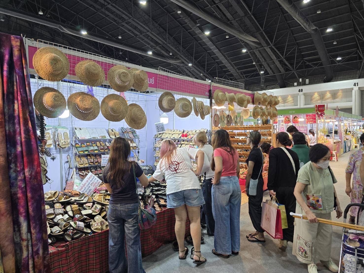 🔆พช.บุรีรัมย์🔆 GROWTH TEAM BURIRAM สร้างสรรค์ สร้างสุข :นำทัพผู้ผลิต ผู้ประกอบการ OTOP ร่วมจัดแสดงและจำหน่ายสินค้า OTOP ในงาน “ศิลปาชีพประทีปไทย OTOP หลอมดวงใจ ด้วยพระบารมี” (วันที่7)