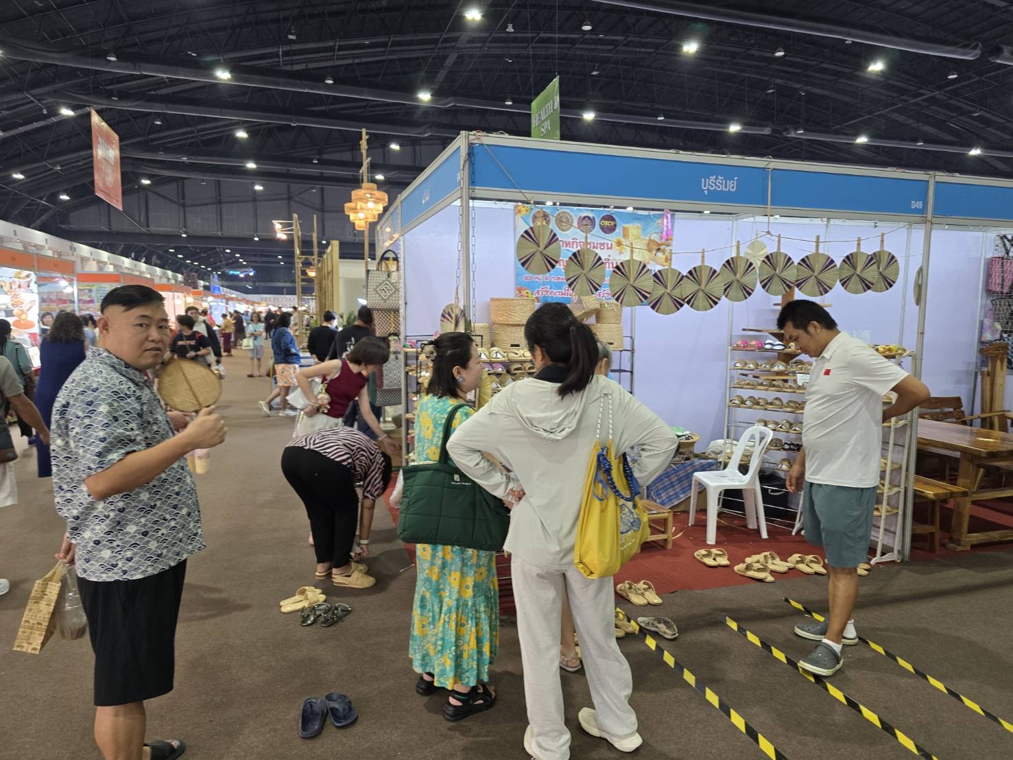 🔆พช.บุรีรัมย์🔆 GROWTH TEAM BURIRAM สร้างสรรค์ สร้างสุข :นำทัพผู้ผลิต ผู้ประกอบการ OTOP ร่วมจัดแสดงและจำหน่ายสินค้า OTOP ในงาน “ศิลปาชีพประทีปไทย OTOP หลอมดวงใจ ด้วยพระบารมี” (วันที่9)