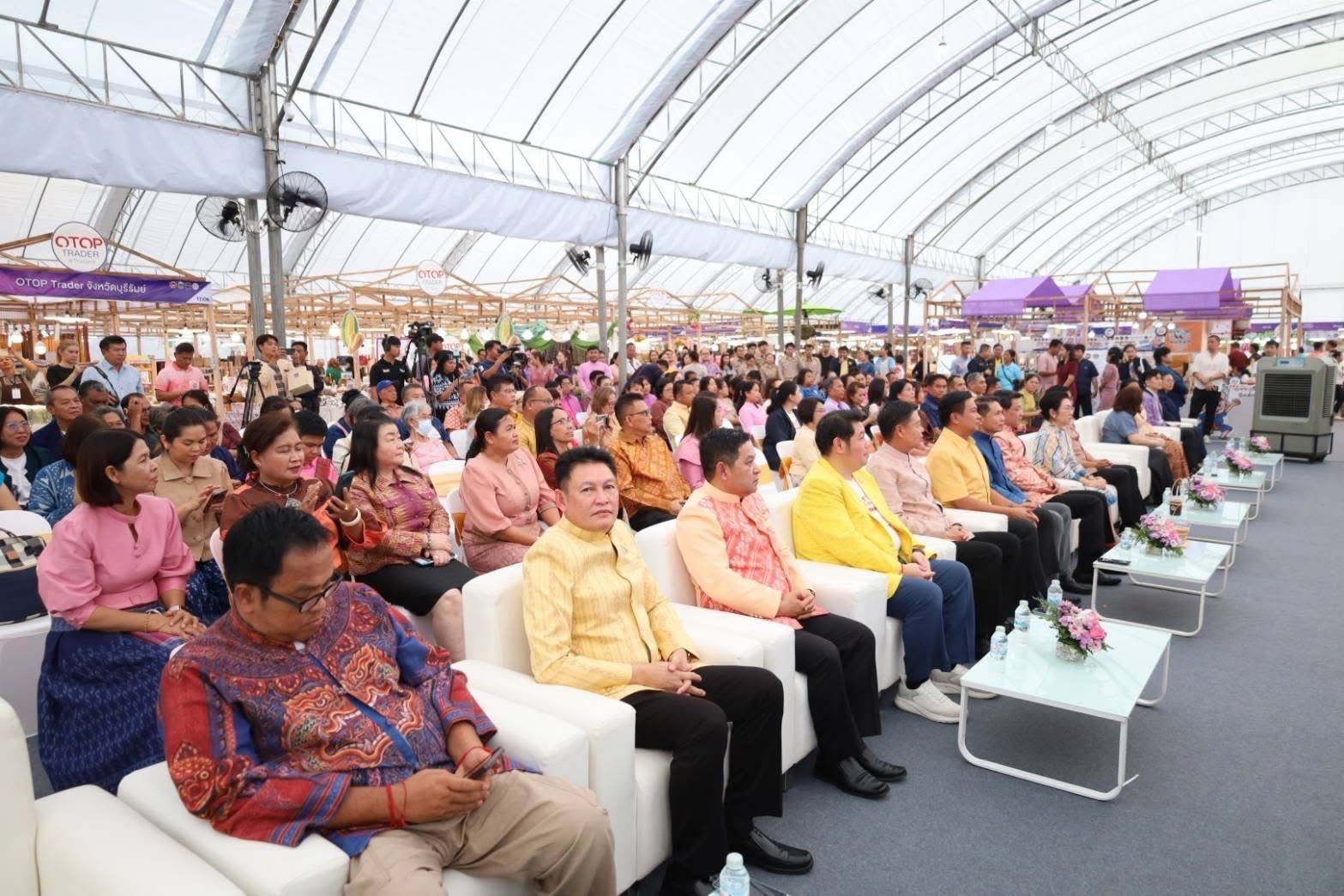 🔆พช.บุรีรัมย์🔆 GROWTH TEAM BURIRAM สร้างสรรค์ สร้างสุข : ร่วมพิธีเปิดงาน Kick off โครงการพัฒนาศักยภาพ OTOP Trader กิจกรรมที่ 2 เวทีเจรจาธุรกิจ OTOP Trader/เครือข่าย OTOP