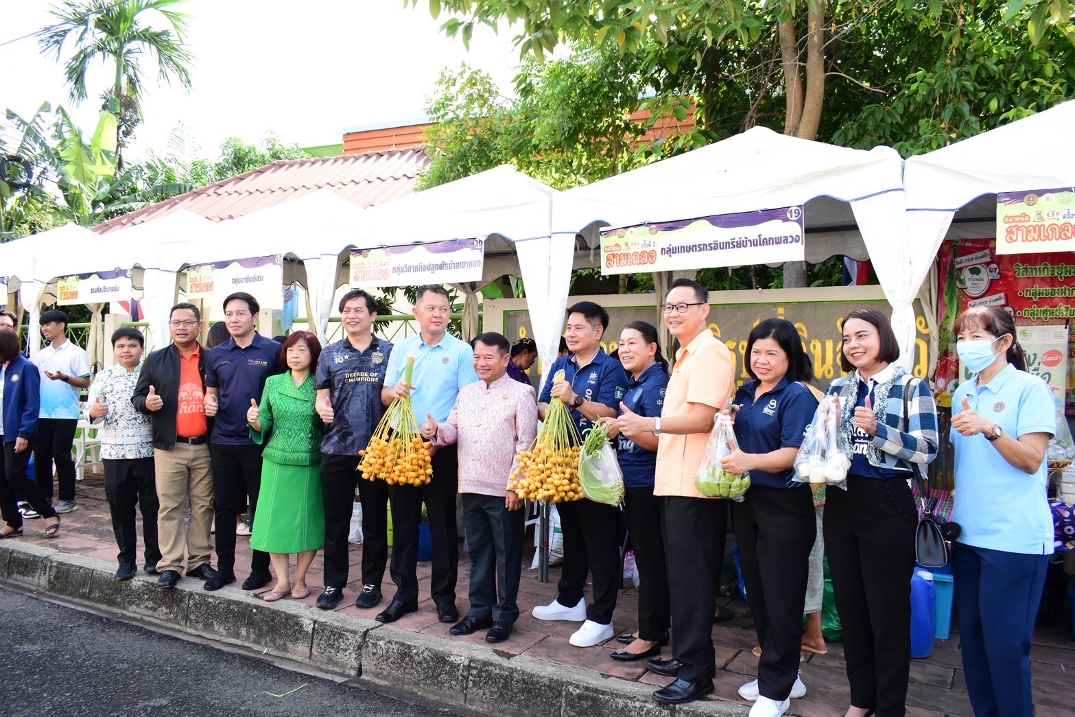 🔆พช.บุรีรัมย์🔆 GROWTH TEAM BURIRAM สร้างสรรค์ สร้างสุข :ร่วมตรวจเยี่ยมเกษตรกรและผู้ประกอบการในกิจกรรมจัดจุดจําหน่ายสินค้า “ตลาดนัดสามเกลอ” ครั้งที่ 2